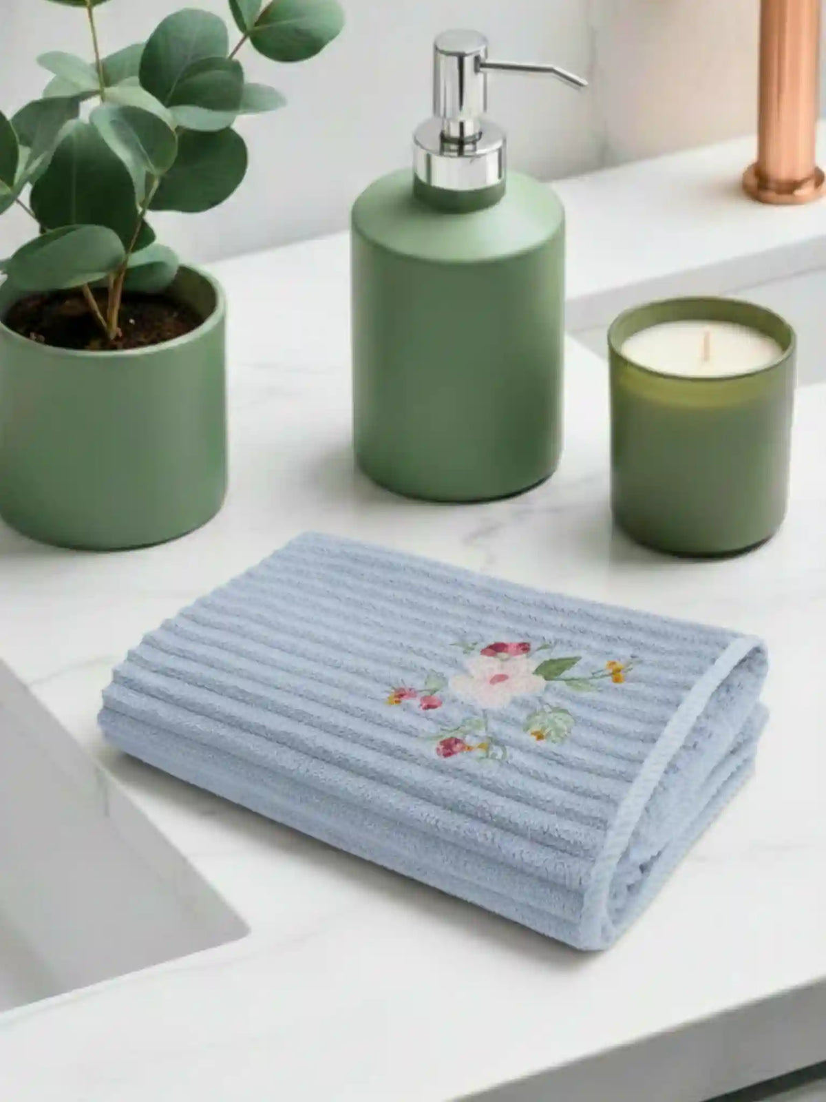French Lilly Floral Ultra-Soft Bath Towel