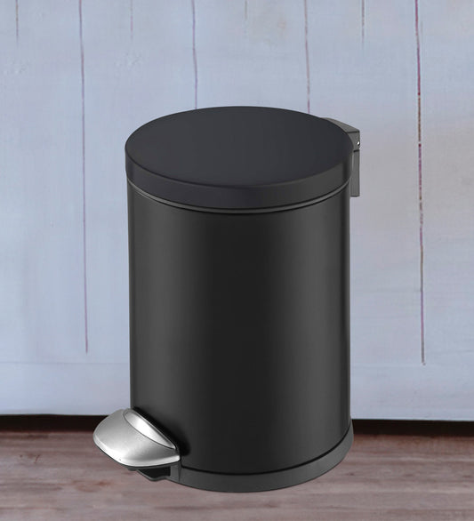 Sleek Step-On Trash Bin – Smudge-Resistant Steel, Hands-Free Design