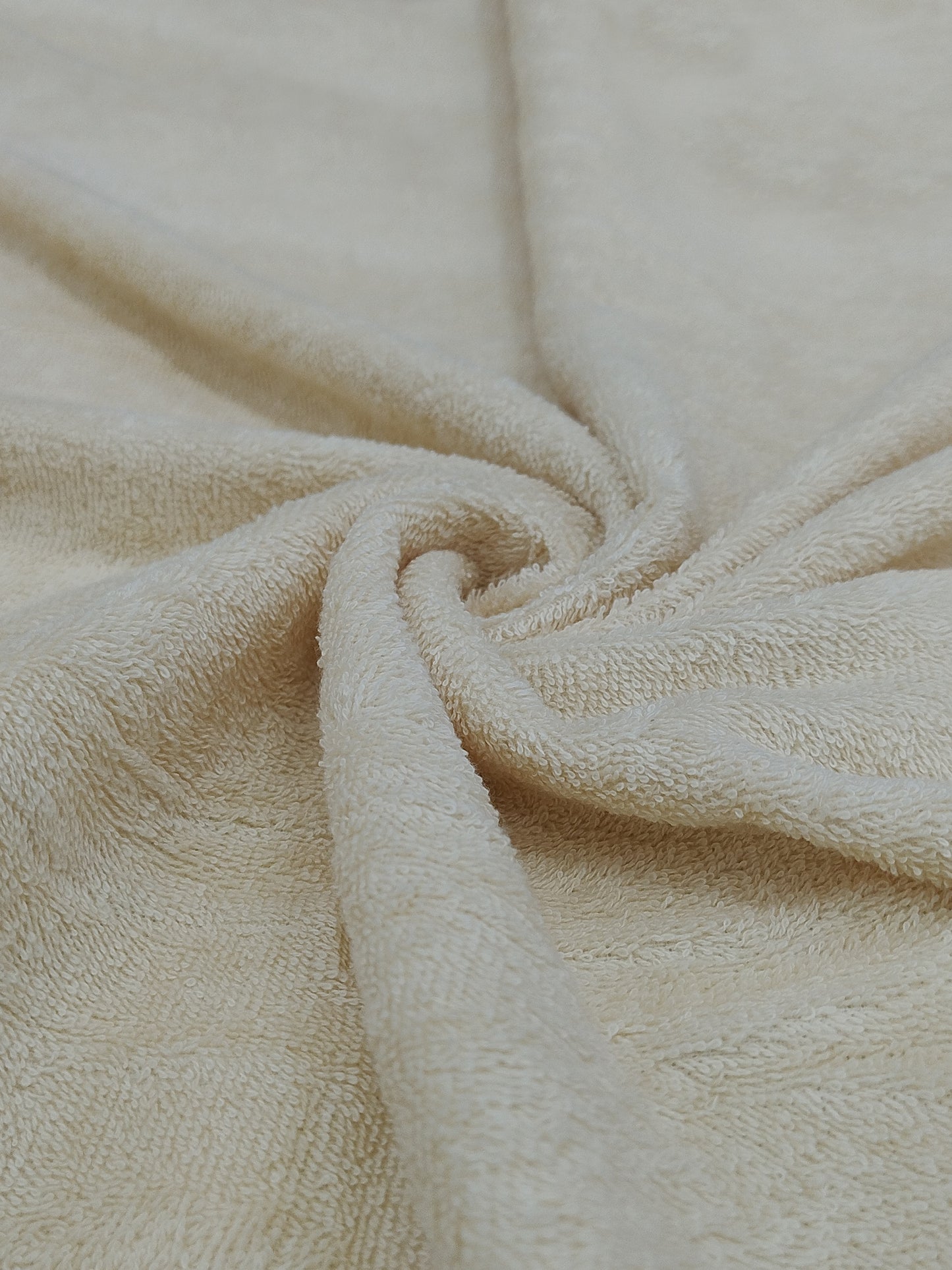 Soft Cream Cotton Bath Towel – Plush, Quick-Dry & Gentle Touch