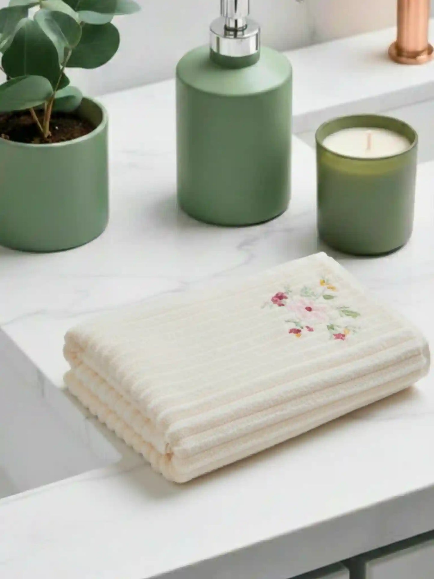 French Lilly Floral Ultra-Soft Bath Towel 