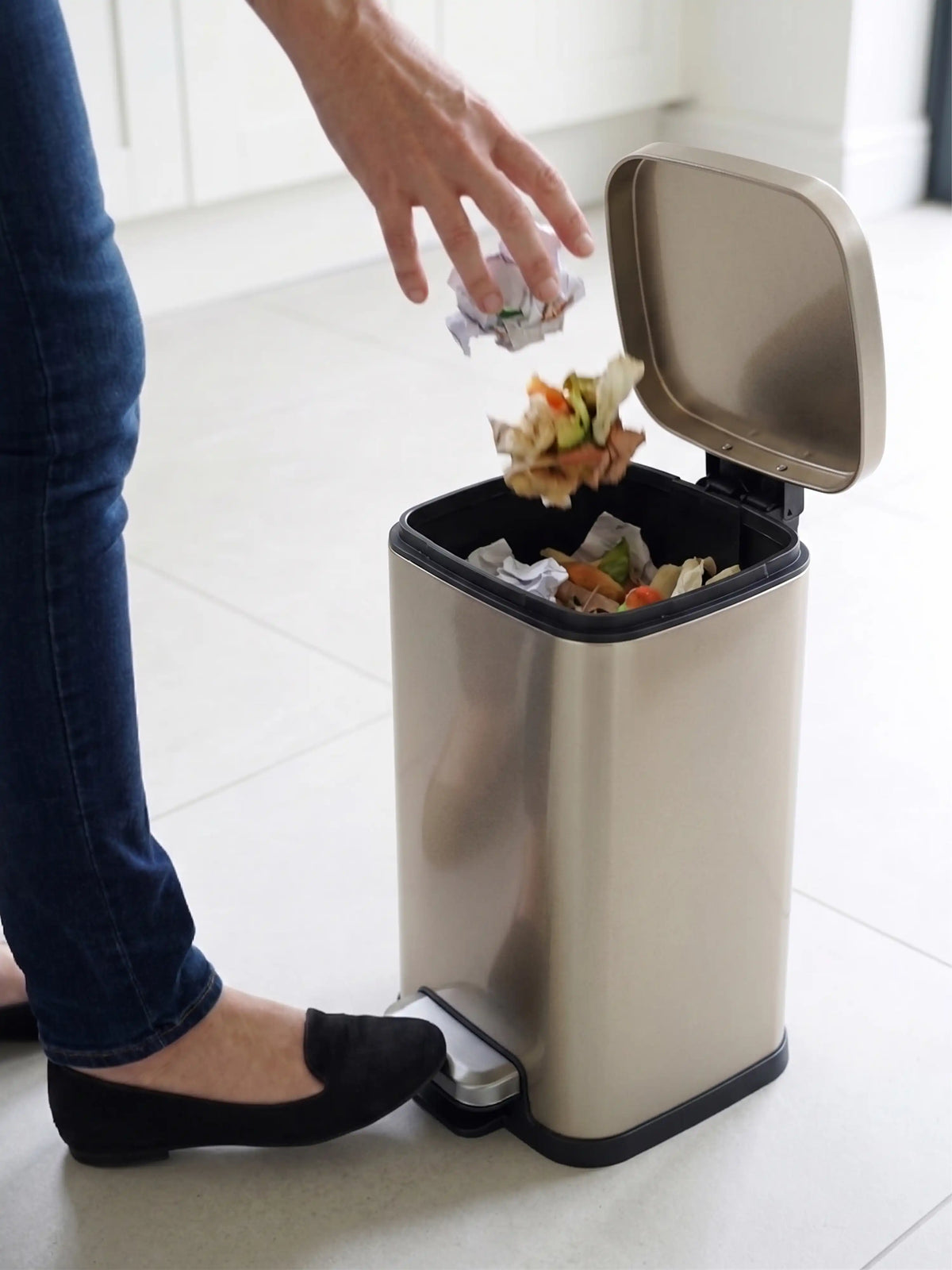 Eco-Friendly Step Trash Bin with Fingerprint-Resistant Finish