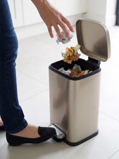Eco-Friendly Step Trash Bin with Fingerprint-Resistant Finish
