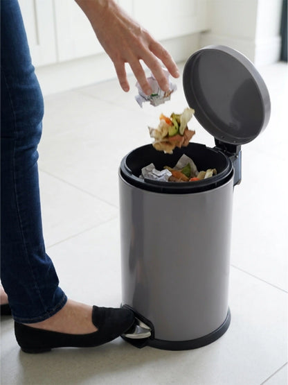 Sleek Step-On Trash Bin – Smudge-Resistant Steel, Hands-Free Design