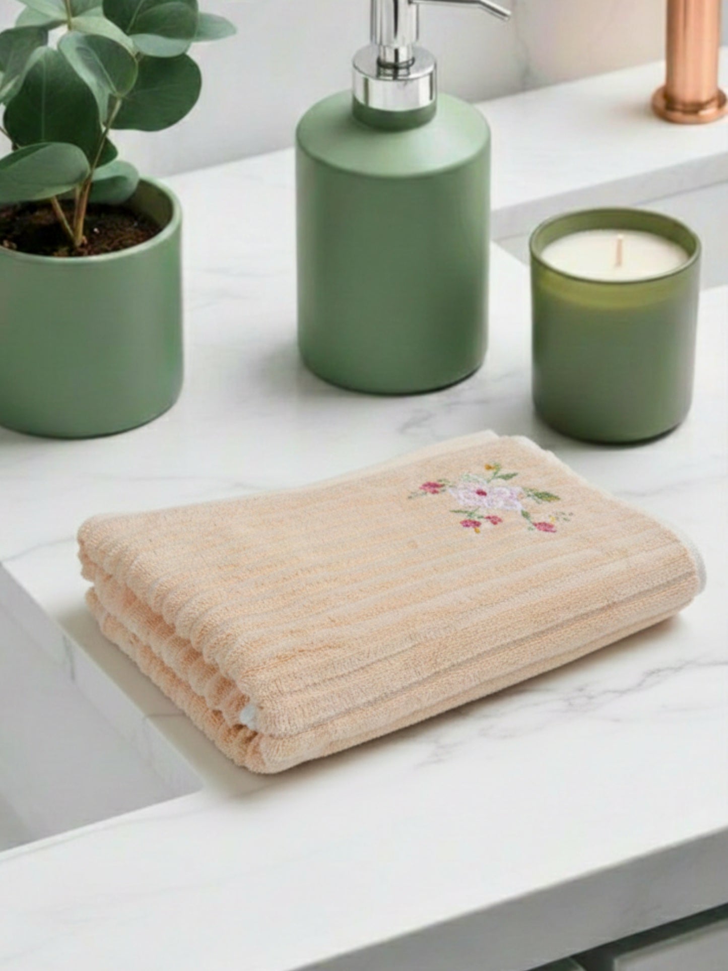 French Lilly Floral Ultra-Soft Bath Towel 