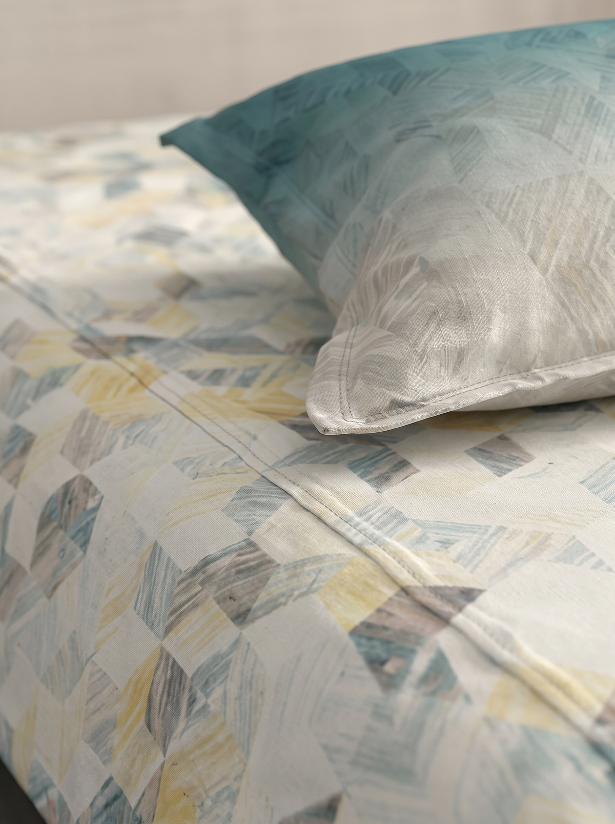 Bombay Dyeing Grid Space King Cotton Bedsheet Set (274x274 cm)