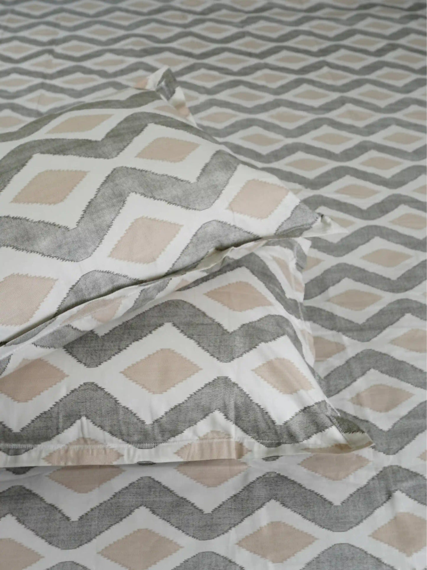 Soft Feel Grey-Beige Geometric Cotton King Bedsheet Set