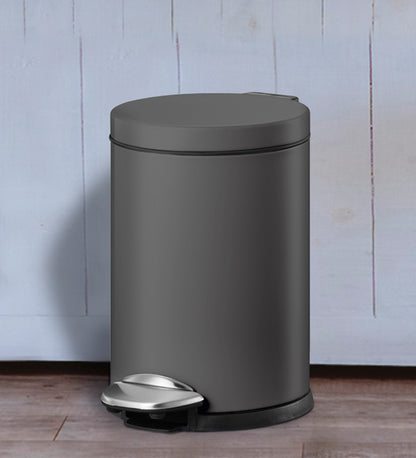 Sleek Step-On Trash Bin – Smudge-Resistant Steel, Hands-Free Design