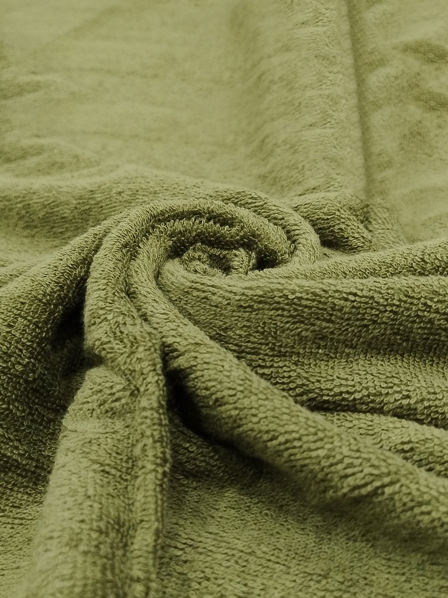 Soft Olive Green Cotton Bath Towel – Plush, Absorbent & Quick-Dry
