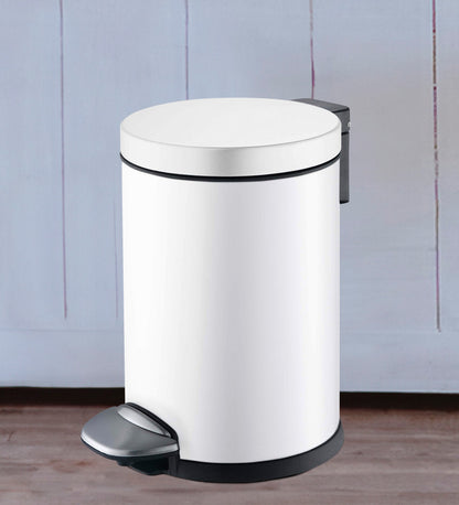 Sleek Step-On Trash Bin – Smudge-Resistant Steel, Hands-Free Design